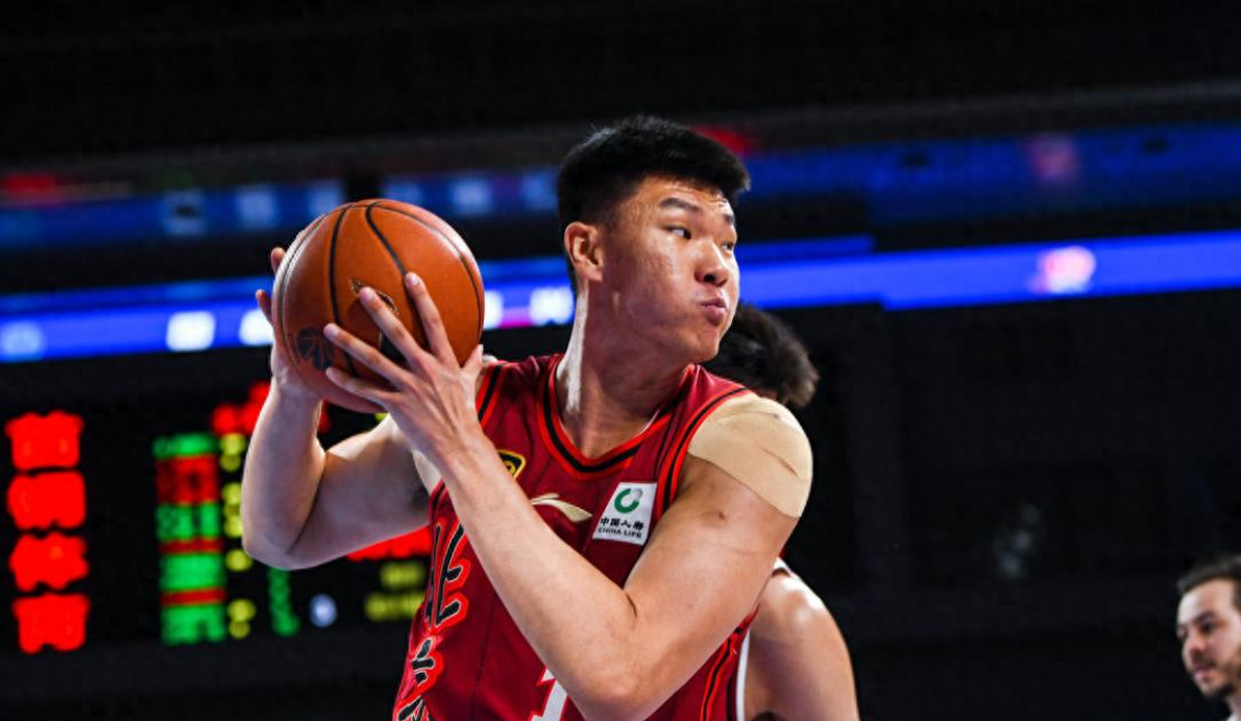 Kaiyun-荆楚暴熊队对阵姑苏雪豹队，游泳大奖赛险胜，内线统治篮板——关键战拿下信心的简单介绍