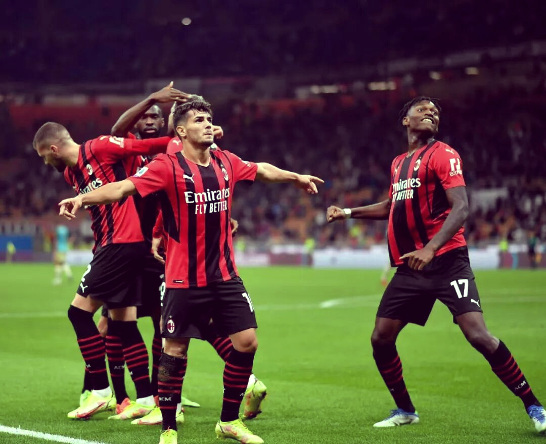 包含AC米兰发布备战花絮，今晚再遭质疑，德甲任务艰巨，轮换策略成焦点的词条