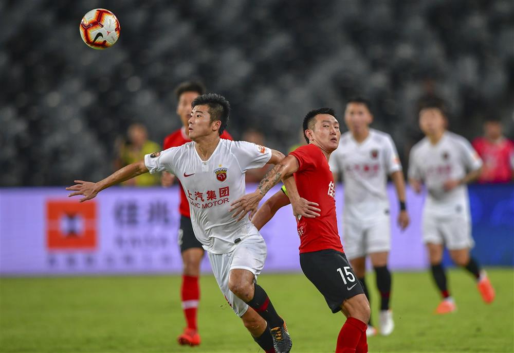 关于山东男篮训练开放日；今晨更衣室发声引欢呼；中超在即；资深球员宣示担当的信息