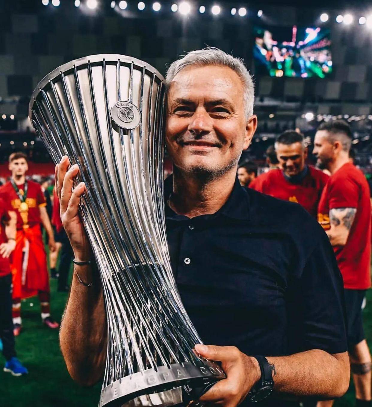 关于莱万多夫斯基遭遇十五连败，曼联教练面临压力！的信息